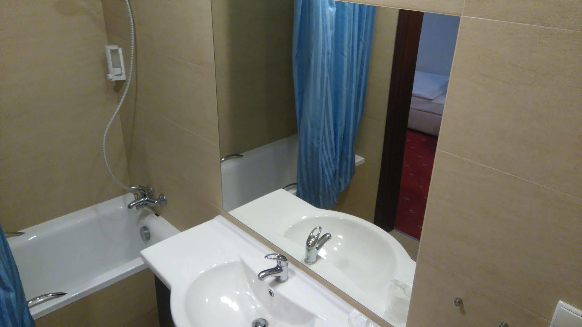 Hotel San Remo Zgierz Buitenkant foto